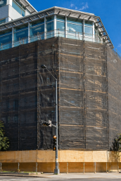 Filets de protection chantier installés sur échafaudage autour d’un immeuble en construction, conçus pour retenir les chutes de débris sur gros chantier urbain