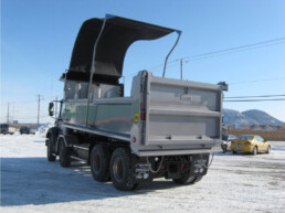 Toile industrielle Megatex installée sur une remorque ouverte pour sécuriser le transport de vrac au Québec