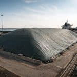 Toile de recouvrement pour piles de vrac installée sur un site portuaire, protégeant des matériaux secs entreposés à l’extérieur (vrac, sel, charbon ou sols contaminés)