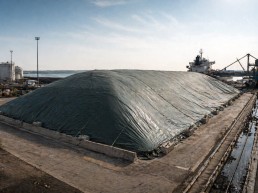 Cover tarp for bulk stacks installed on a port site, protecting dry materials stored outdoors (bulk, salt, coal or contaminated soils)